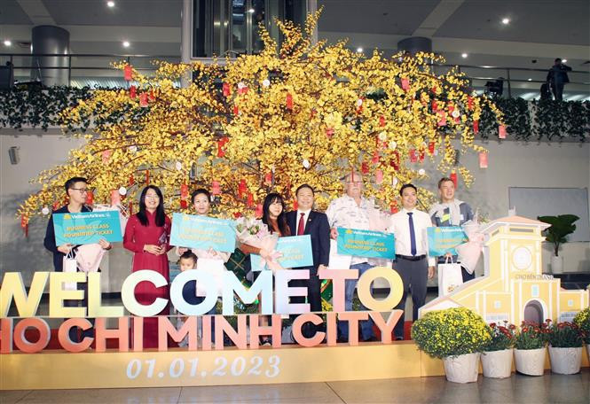 全国各地迎来2023年首批游客