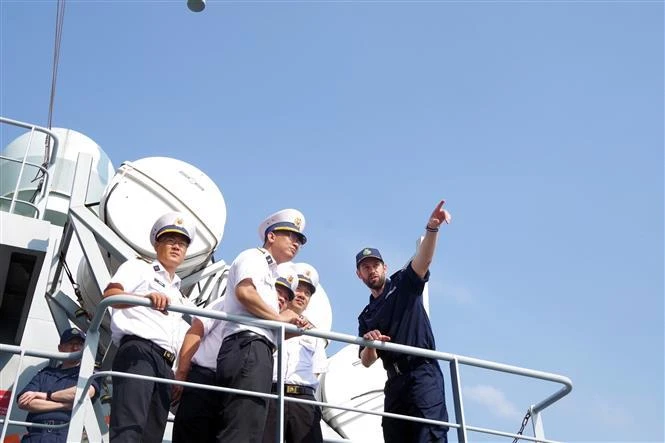 越南海军与英国皇家海军举行联合演习