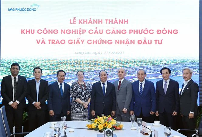 政府总理阮春福会见各国驻越总领事和跨国公司领导人