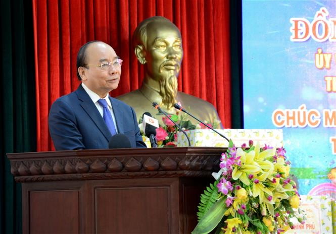 越南政府总理阮春福向岘港市各单位拜年