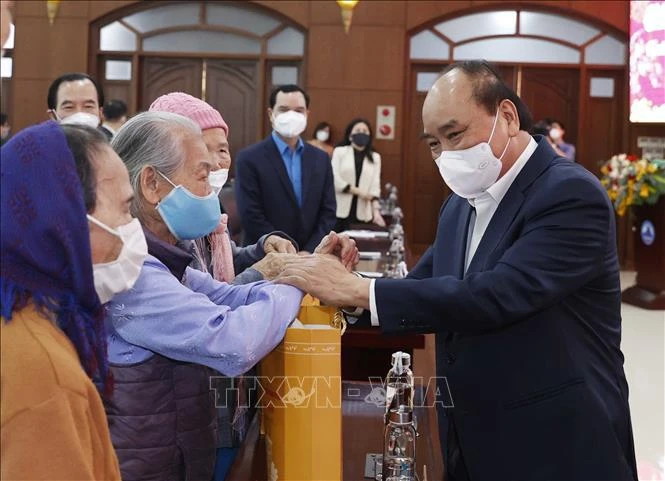 越南国家主席阮春福向岘港贫困家庭送上春节礼物