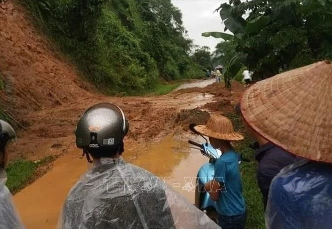 越南多地遭受雷暴雨天气袭击 造成重大财产损失