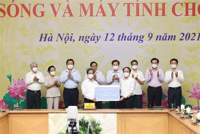 政府总理范明政启动“给儿童的网络和电脑”项目