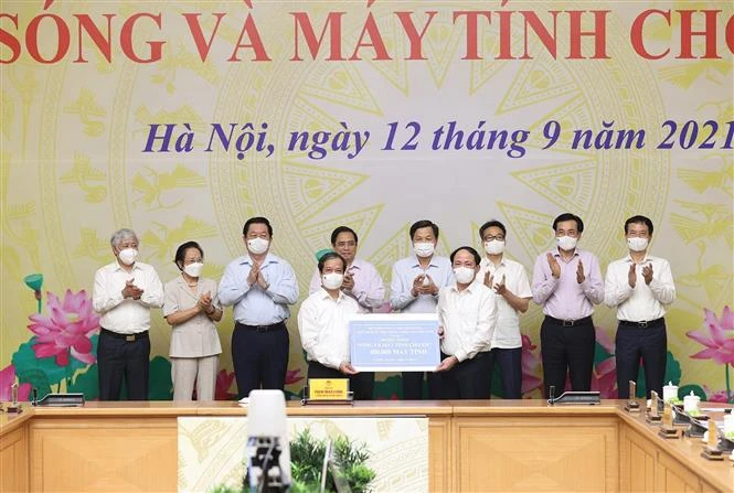 政府总理范明政启动“给儿童的网络和电脑”项目