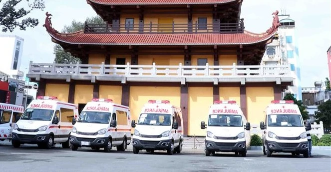 越南佛教协会胡志明市分会捐赠10辆救护车 助力防疫工作