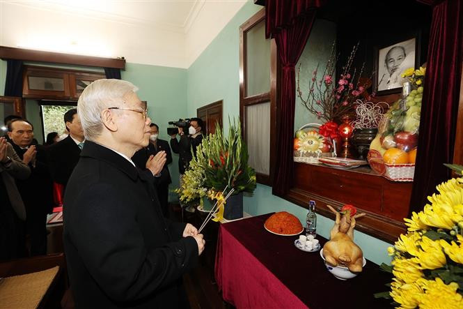 越共中央总书记阮富仲敬香缅怀胡志明主席