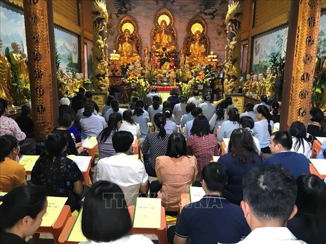 旅居老挝越南人社群喜迎元宵节 祈求国泰民安