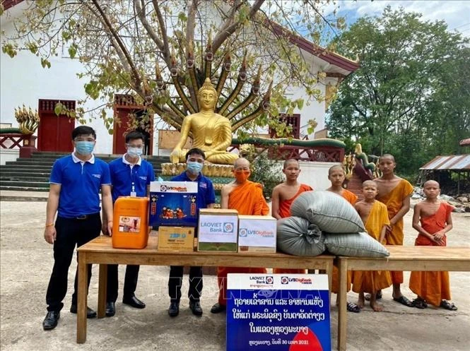  新冠肺炎疫情：旅居老挝越南人同所在地政府携手应对疫情