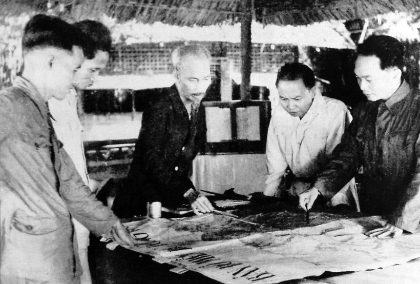 1953年底在越北，胡志明主席和党领导同志决定发起奠边府战役，下定决心摧毁法国远征军所设立 “坚不可摧的堡垒”——奠边府据点群。