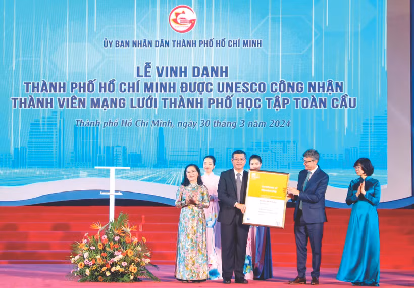 联合国教科文组织向胡志明市颁发“全球学习型城市网络成员证书”。图自越通社