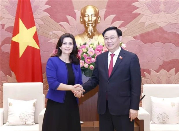 越南国会主席王廷惠分别会见保加利亚和匈牙利驻越南大使