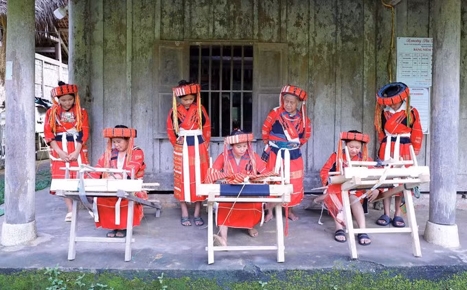 麻氏槟姐（中）同参加巴天族刺绣和传统纺织培训班学员们。