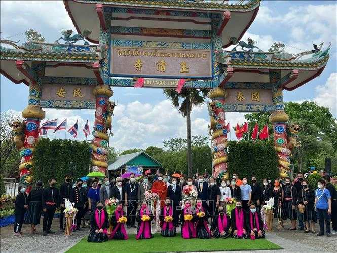 泰国两座历史悠久寺庙越文名字揭牌仪式举行