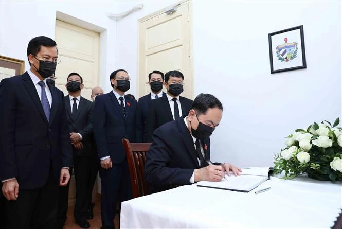 越南国会常务副主席陈青敏在吊唁簿上留言 对前古巴全国人民政权代表大会主席逝世表示深切哀悼