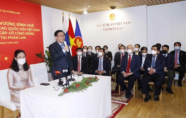 越南国会主席 王廷惠看望越南驻芬兰大使馆工作人员和会见旅芬越南人代表