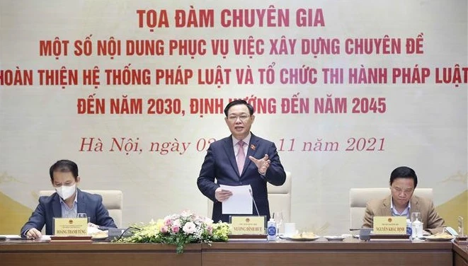越南国会主席王廷惠主持有关立法执法战略的专家座谈会