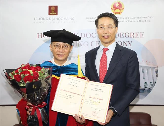 张扬集团(岘港）控股有限公司董事长林建中荣获河内大学名誉博士学位证书
