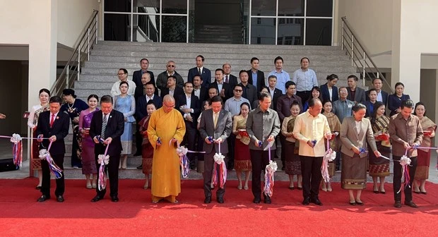 越老建交60周年：老挝中小型企业促进局办公楼交接仪式在万象举行