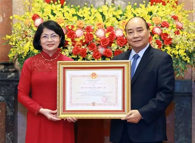 越南国家主席向原国家副主席邓氏玉盛授予一等独立勋章