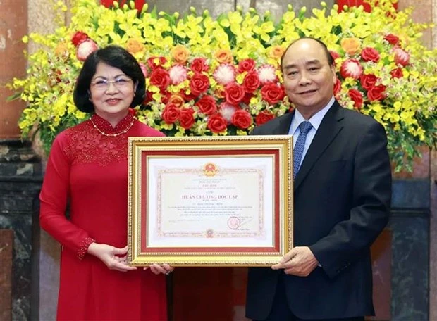 越南国家主席向原国家副主席邓氏玉盛授予一等独立勋章