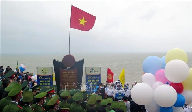 越南大陆领土最东端地区举行2021年新年升旗仪式并迎来新年首批游客
