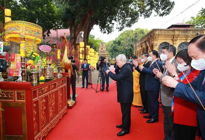 越共中央总书记、国家主席阮富仲在升龙皇城遗迹区上香和植树留念