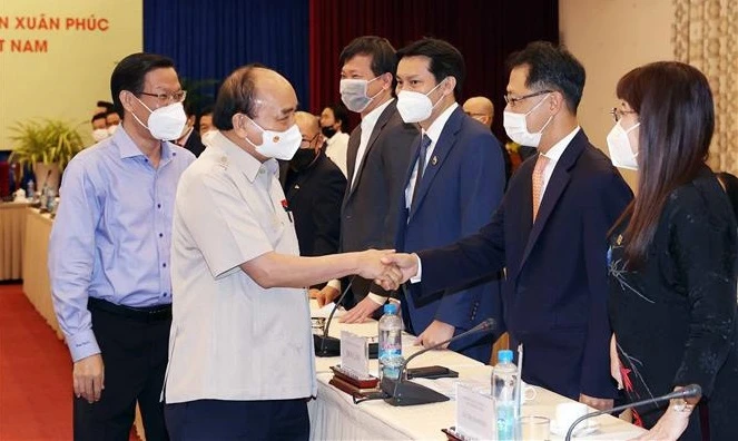 越南国家主席阮春福会见越南青年企业家代表
