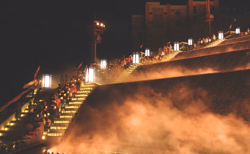 献上花灯是黑婆山各场节庆期间举行祈求平安仪式