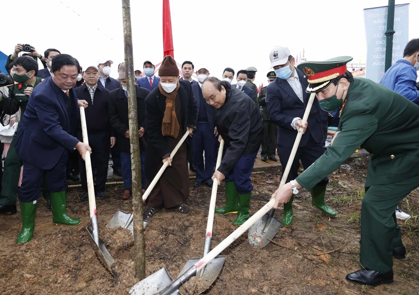 越南国家主席阮春福启动富寿省植树节