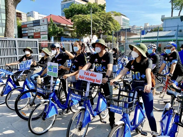胡志明市近500名青年志愿者参加2022年“地球 一小时”启动活动