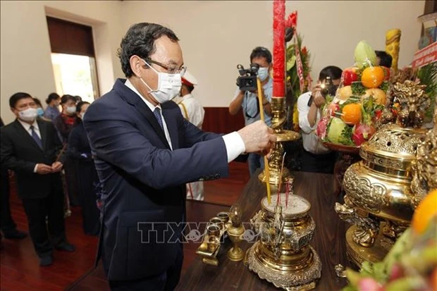 胡志明市领导人进香 缅怀胡志明主席、孙德胜主席和英烈