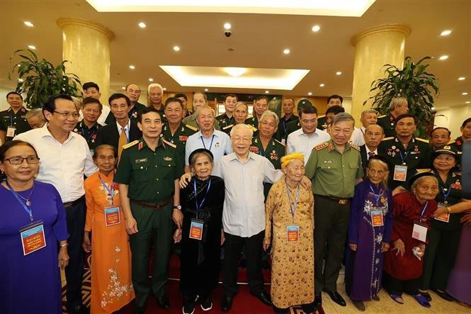 荣军烈士节75周年：越共中央总书记阮富仲会见全国先进模范革命有功者代表