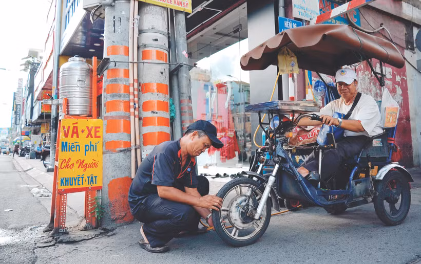 为残疾人免费修补轮胎。