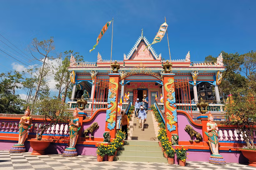 博松望萨松隆寺以独特的高棉族建筑风格成为到访朔庄省的游客不可错过的信仰旅游目的地。图自越南画报