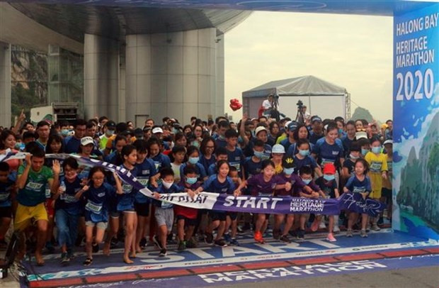 2020年下龙湾国际遗产马拉松大赛吸引2500余名运动员参加