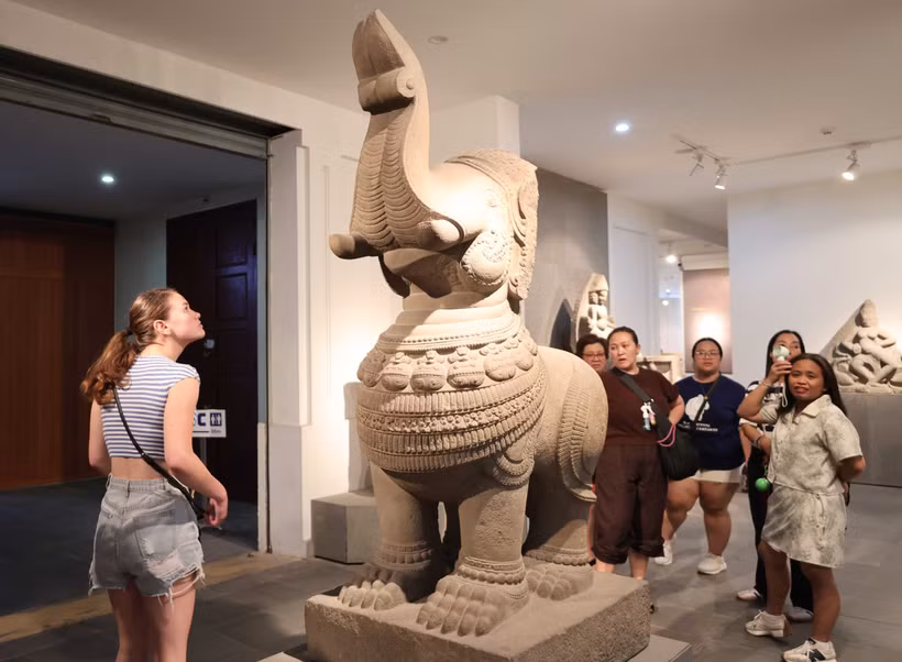 外国游客在岘港占族雕刻博物馆了解展品。图自越通社