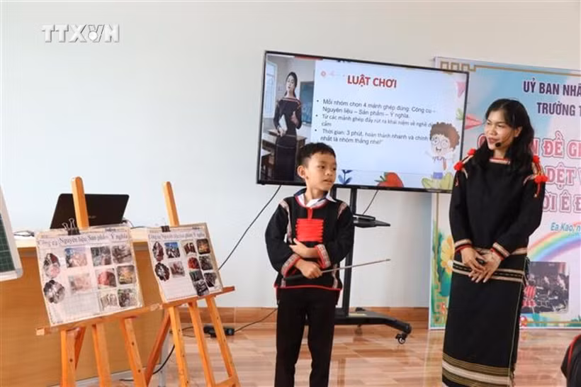 得乐省邦美蜀市埃高坊（Ea Kao）泰番小学的学生们兴致盎然地参加一堂应用人工智能教学的课程。图自越通社