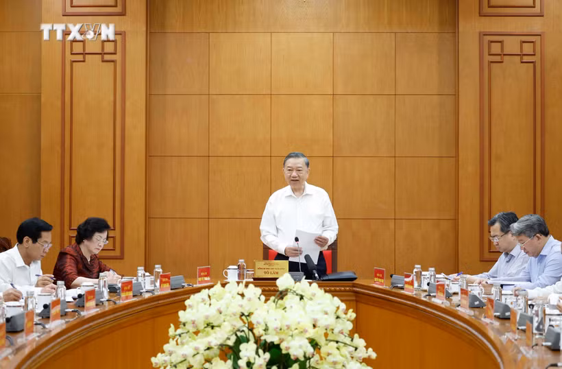 越共中央总书记、国家主席苏林在党中央总部主持召开与内务部门的工作会议。图自越通社