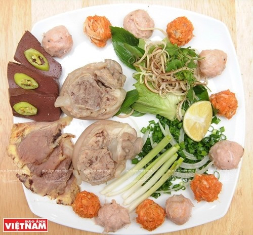 一碗顺化牛肉粉由米粉与木薯粉制成的粉条,搭配牛肉、猪血、蟹肉饼和汤底而成。图自《越南画报》 19122016102635987-1-resize-1.jpg