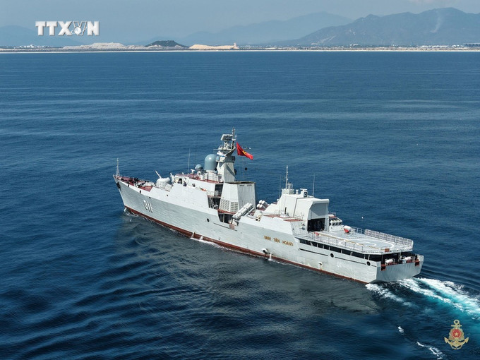 “丁先皇”号导弹护卫舰参加海上阅兵。图自越通社 vna-potal-san-sang-cho-man-dieu-binh-cac-luc-luong-vu-trang-tren-bien-8250056.jpg