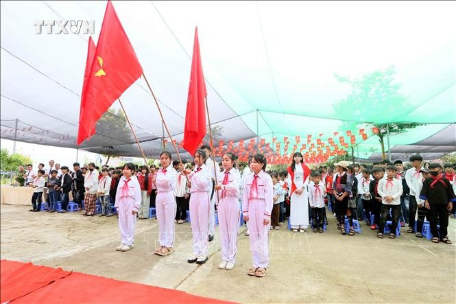 山罗省玉战乡玉战初中学校举行新学年开学典礼。图自越通社 vna-potal-khai-giang-nam-hoc-tai-xa-vung-cao-ngoc-chien-tinh-son-la-stand.jpg
