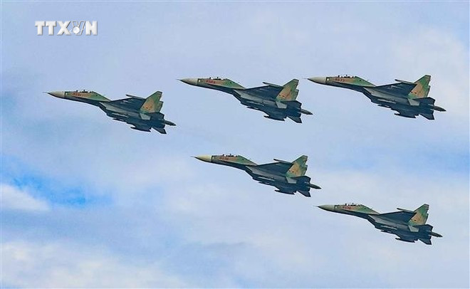苏-30MK2战斗机在河内上空进行飞行表演。图自越通社 vna-potal-man-trinh-dien-cua-cac-bien-doi-may-bay-mo-dau-chuong-trinh-dieu-binh-a80-8250282.jpg