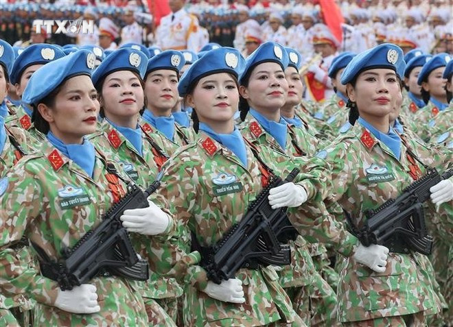 女性维和部队方阵。图自越通社 vna-potal-dieu-binh-ky-niem-80-nam-quoc-khanh-cac-khoi-quan-doi-nhan-dan-viet-nam-8250264.jpg