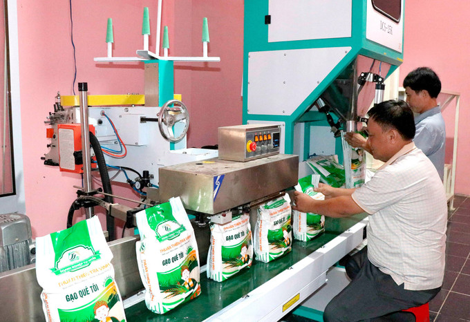 茶荣省茶古县玉边农业合作社投资“我家乡的大米”产品包装线,打造更具吸引力的包装,提升大米价值。 moi-xa-mot-san-pham-tra-vinh-1.jpg