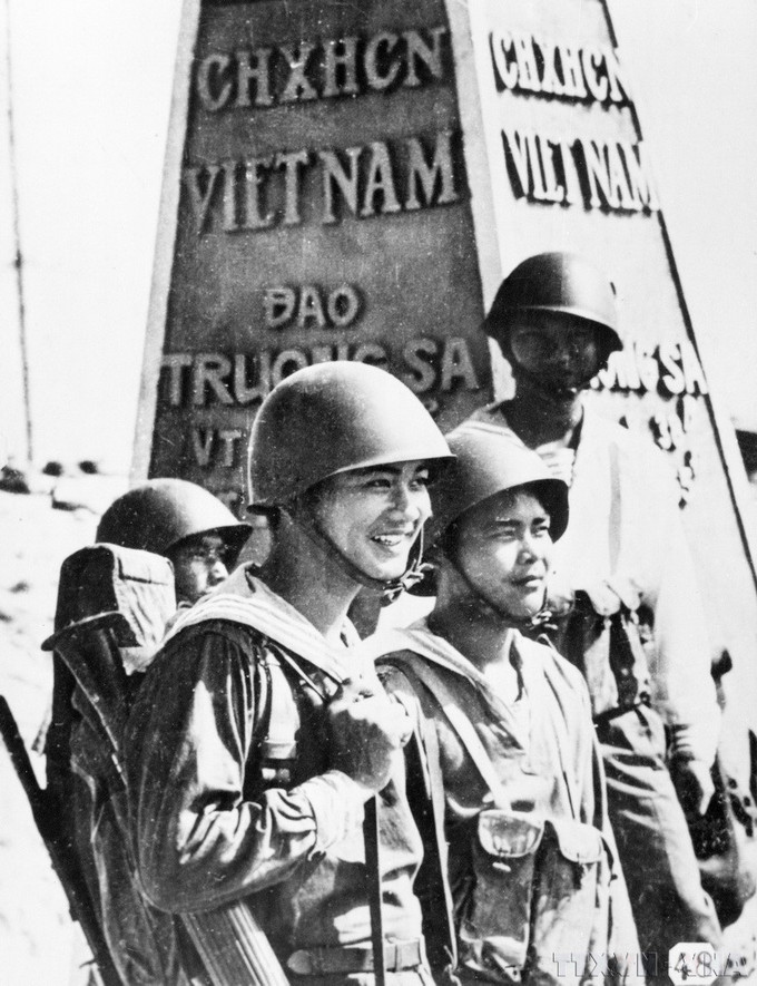 在长沙群岛主权界碑处的战士(1979 年) hai-quan-09.jpg