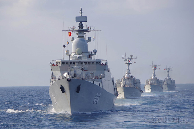 海军第四区162旅的舰艇在海上执行训练任务 hai-quan-01.jpg
