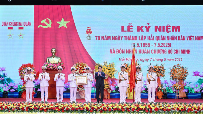 越南国家主席梁强向海军军种授予胡志明勋章 hai-quan-08.jpg