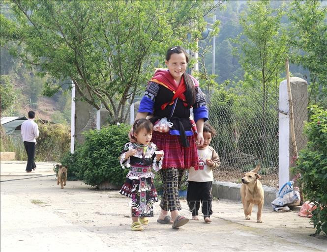 木江界县模笛乡模笛村的江氏愁最幸福的事就是孩子们都能上学。 图:丁垂 yen-bai-1.jpg