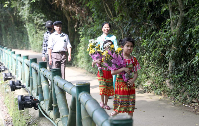 敬献给胡志明主席的一束束鲜花。 a07.jpg