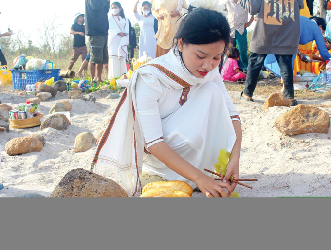 占族少女摆放祭祀祖先的供品。 4-ramuwan-bani-binhthuan-hong-hieu.jpg